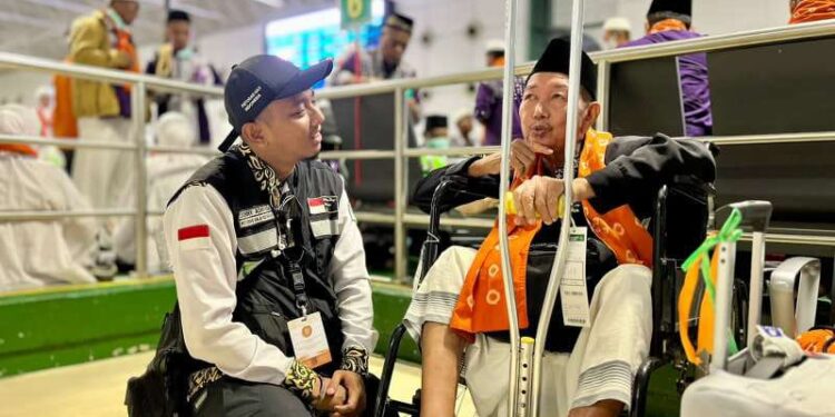 Jemaah haji Indonesia bersiap di paviliun Bandara Jeddah.