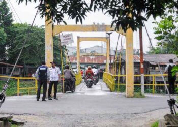 Jembatan gantung Sungai Deli, di Jalan Sersan Usman, Kelurahan Kota Bangun, Kecamatan Medan Deli.