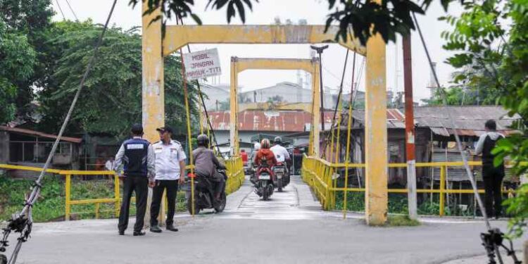 Jembatan gantung Sungai Deli, di Jalan Sersan Usman, Kelurahan Kota Bangun, Kecamatan Medan Deli.