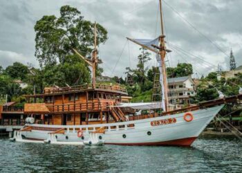 Kapal Pinisi wisata pertama di Danau Toba, Sumatera Utara.