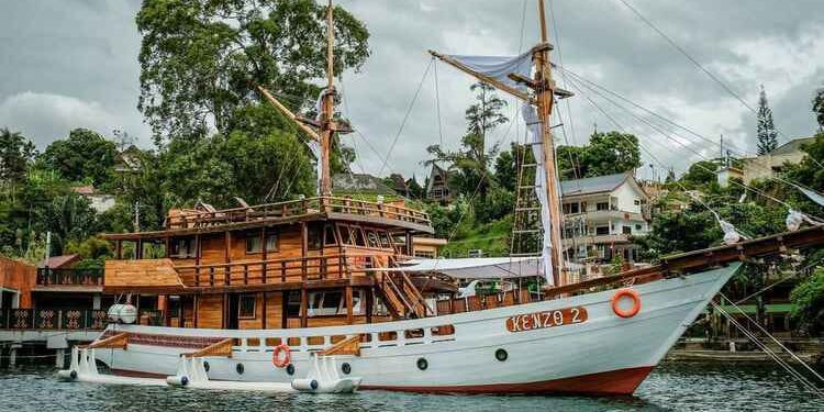 Pemprov Sumut Kenalkan Wisata Kaldera Toba kepada Delegasi 9 Negara 1 Kapal Pinisi wisata pertama di Danau Toba, Sumatera Utara.