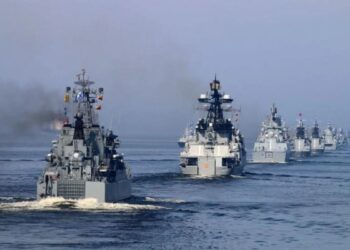 Kapal perang Rusia berlayar selama parade Hari Angkatan Laut tahunan di wilayah tersebut di Kronstadt di St. Petersburg, Rusia.