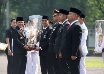 Penyerahan tunggul Kecamatan Terbaik Tingkat Provinsi Sumut Kategori Kota tahun 2023, di Lapangan Benteng Medan.