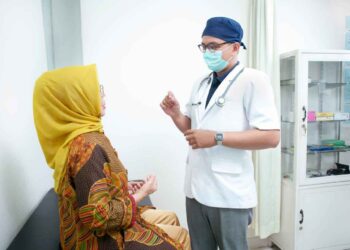 Nasabah pensiunanan BTPN saat mendapatkan layanan kesehatan.
