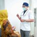 BTPN Konsisten Beri Layanan Kesehatan dan Pelatihan Usaha Bagi Pensiunanan 2 Nasabah pensiunanan BTPN saat mendapatkan layanan kesehatan.