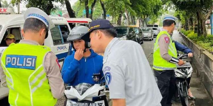 Operasi gabungan kepatuhan dalam memaksimalkan pembayaran pajak kendaraan bermotor.