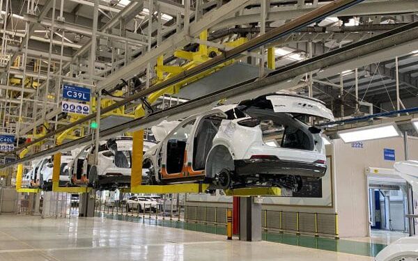 Neta Dipacu Jadikan RI Basis Produksi dan Hub Ekspor Kendaraan Listrik 1 PT NETA Auto Indonesia melakukan kunjungan ke salah satu pabrik perakitan NETA secara langsung di markas besar Hozon Auto China.