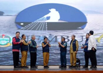 Penyerahan asuransi pada nelayan dan peluncuran Program Nelayan Membangun Sumatera Utara Hebat (NEMBUSH).