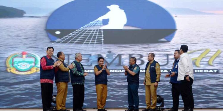 Pj Gubsu Serahkan Asuransi ke Nelayan dan Luncurkan NEMBUSH 1 Penyerahan asuransi pada nelayan dan peluncuran Program Nelayan Membangun Sumatera Utara Hebat (NEMBUSH).