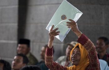 Ilustrasi pembagian sertifikat tanah.