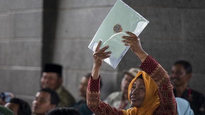 Masyarakat Terdampak Konflik Sambas Kini Bisa Punya Sertipikat Tanah 1 Ilustrasi pembagian sertifikat tanah.