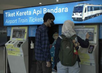 Penumpang KAI Bandara.