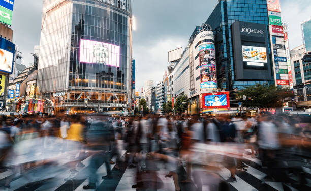 Larangan Minuman Beralkohol di Jalan Bakal Diberlakukan di Shibuya 1 Orang-orang berjalan di persimpangan jalan Shibuya, Tokyo, Jepang.