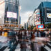 Larangan Minuman Beralkohol di Jalan Bakal Diberlakukan di Shibuya 2 Orang-orang berjalan di persimpangan jalan Shibuya, Tokyo, Jepang.
