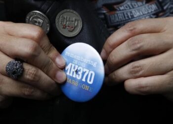 Pin peringatan tragedi kecelakaan pesawat Malaysia Airlines penerbangan 370 (MH370).