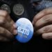 Pin peringatan tragedi kecelakaan pesawat Malaysia Airlines penerbangan 370 (MH370).