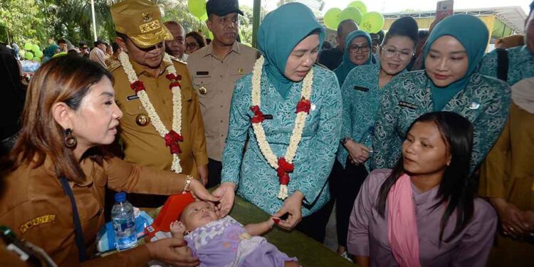 Tekan Stunting, Pemprov Sumut Aktivasi dan Optimalisasi Posyandu 100% 1 Pj Gubsu dan Pj Ketua Tim PKK Sumut saat berkunjung ke Posyandu Kantil, Desa Padang Brahrang.