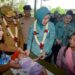 Tekan Stunting, Pemprov Sumut Aktivasi dan Optimalisasi Posyandu 100% 2 Pj Gubsu dan Pj Ketua Tim PKK Sumut saat berkunjung ke Posyandu Kantil, Desa Padang Brahrang.