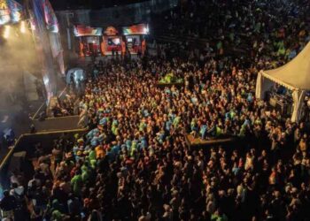 Antusias pengunjung memadati pagelaran Samosir Musik Internasional Festival tahun 2023 di panggung terbuka Tuktuk Siadong, Kabupaten Samosir.
