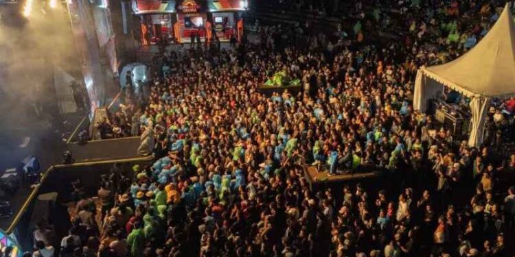 Samosir Musik International Fest 2024 Digelar 9-11 Agustus 1 Antusias pengunjung memadati pagelaran Samosir Musik Internasional Festival tahun 2023 di panggung terbuka Tuktuk Siadong, Kabupaten Samosir.