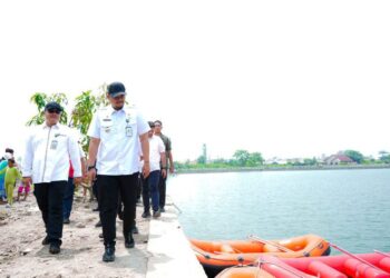 Wali Kota Medan, Bobby Nasution meninjau proyek pembangunan Kolam Retensi Danau Laguna di Kecamatan Medan Labuhan.