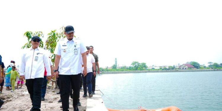 Pastikan Hasil Pengerjaan, Bobby Tinjau Kolam Retensi Danau Laguna 1 Wali Kota Medan, Bobby Nasution meninjau proyek pembangunan Kolam Retensi Danau Laguna di Kecamatan Medan Labuhan.