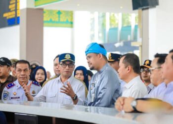 Wali Kota Medan, Bobby Nasution mendampingi Menhub, Budi Karya Sumadi, meninjau Terminal Tipe A Amplas di Jalan Panglima Denai, Kecamatan Medan Amplas, Kota Medan.