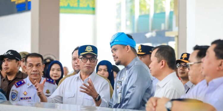 Menhub Tinjau Mastran BRT di Terminal Amplas Medan 1 Wali Kota Medan, Bobby Nasution mendampingi Menhub, Budi Karya Sumadi, meninjau Terminal Tipe A Amplas di Jalan Panglima Denai, Kecamatan Medan Amplas, Kota Medan.