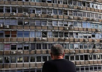Seorang pria melihat sebuah bangunan yang rusak di lokasi ledakan di Tel Aviv, Israel (19/7/2024).