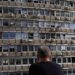 Tel Aviv Tetapkan Status Siaga Setelah Serangan 'Drone' 2 Seorang pria melihat sebuah bangunan yang rusak di lokasi ledakan di Tel Aviv, Israel (19/7/2024).