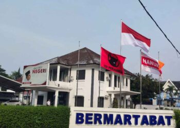 Bendera PDIP dan Hanura berkibar di Posko Pemenangan Edy Rahmayadi di Medan.