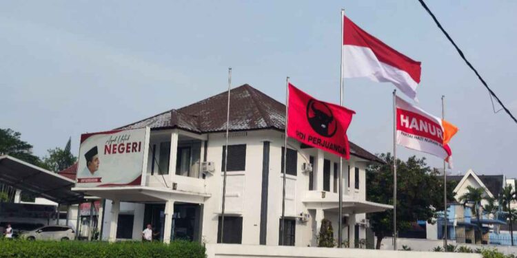 Bendera PDIP dan Hanura berkibar di Posko Pemenangan Edy Rahmayadi di Medan.