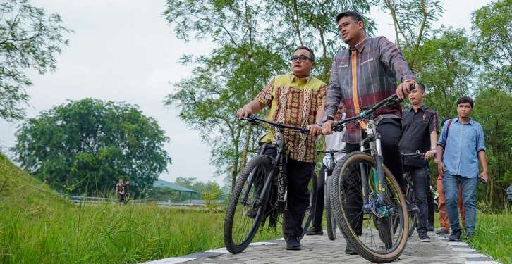 Wali Kota Medan, Bobby Nasution, meninjau revitalisasi Taman Cadika Jalan Karya Wisata Medan.