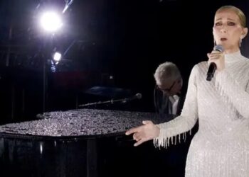 Penyanyi Celine Dion saat tampil pada pembukaan Olimpiade Paris 2024 pada Jumat (26/7/2024).