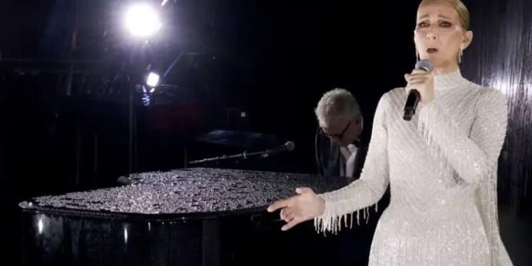 Tampil di Panggung Olimpiade Paris, Celine Dion Bawakan Lagu Edith Piaf 1 Penyanyi Celine Dion saat tampil pada pembukaan Olimpiade Paris 2024 pada Jumat (26/7/2024).