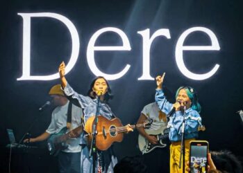 Musisi Dere (kiri) dan Idgitaf (kanan) tampil pada konser Pentas Rubik di Pos Bloc, Jakarta, Minggu (21/7/2024).