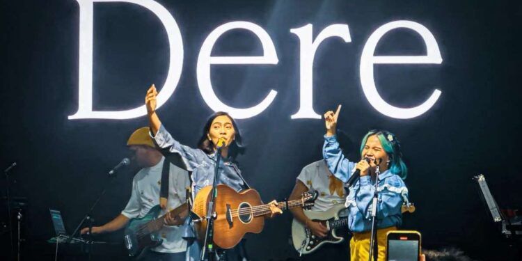 Musisi Dere (kiri) dan Idgitaf (kanan) tampil pada konser Pentas Rubik di Pos Bloc, Jakarta, Minggu (21/7/2024).