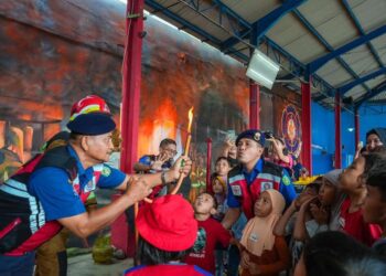Dinas Damkarmat Kota Medan edukasi dan berikan sosialisasi bahaya dan penanganan kebakaran kepada kepada anak-anak usia dini.
