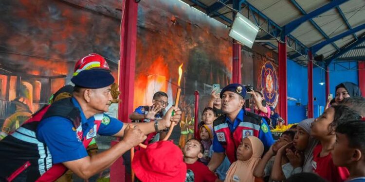 Damkarmat Medan Edukasi Anak Usia Dini Bahaya dan Penanganan Kebakaran 1 Dinas Damkarmat Kota Medan edukasi dan berikan sosialisasi bahaya dan penanganan kebakaran kepada kepada anak-anak usia dini.
