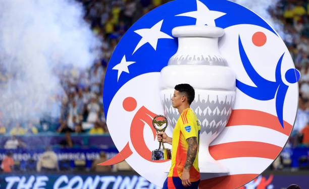 Pemain Kolombia, James Rodriguez meraih penghargaan Pemain Terbaik Copa America 2024.