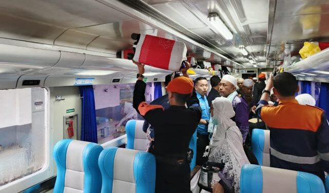 Rombongan Jemaah Haji Kabupaten Labuhanbatu tahun 2024 yang menggunakan KA dari Stasiun Lubukpakam menuju Stasiun Rantauprapat.