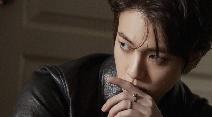 Jin BTS Bawa Obor Pertama Olimpiade Paris di Dekat Museum Louvre 1 Jin BTS