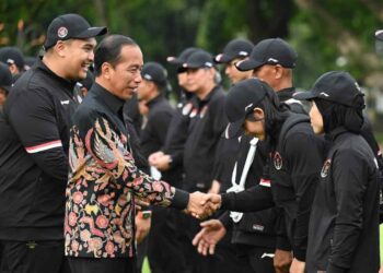 Menpora RI Dito Ariotedjo, mendampingi Presiden Jokowi melepas kontingen Indonesia yang akan berlaga di Olimpiade 2024 Paris di Istana Merdeka, Jakarta, Rabu (10/7/2024).