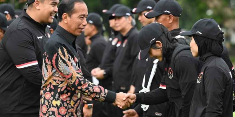 Menpora RI Dito Ariotedjo, mendampingi Presiden Jokowi melepas kontingen Indonesia yang akan berlaga di Olimpiade 2024 Paris di Istana Merdeka, Jakarta, Rabu (10/7/2024).