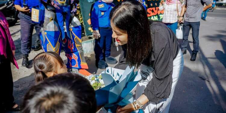 Kahiyang Ayu Bagikan Bingkisan untuk Anak Stunting pada Peringatan HAN di Medan 1 Ketua TP PKK Kota Medan, Kahiyang Ayu, pada Peringatan Hari Anak Nasional (HAN) ke-40 tahun 2024.