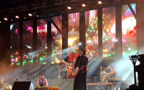 Tampilkan 5 Lagu, Krakatau Ethno Pukau Penonton RWMF 2024 1 Krakatau Ethno saat tampil di Rainforest World Music Festival 2024 di Sarawak Cultural Village, Minggu (30/6/2024) malam.