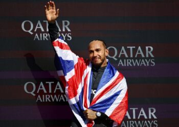 Pembalap Mercedes asal Inggris Lewis Hamilton merayakan di podium usai menjuarai Grand Prix F1 Inggris di sirkuit balap motor Silverstone di Silverstone, Inggris tengah, Minggu (7/7/2024).