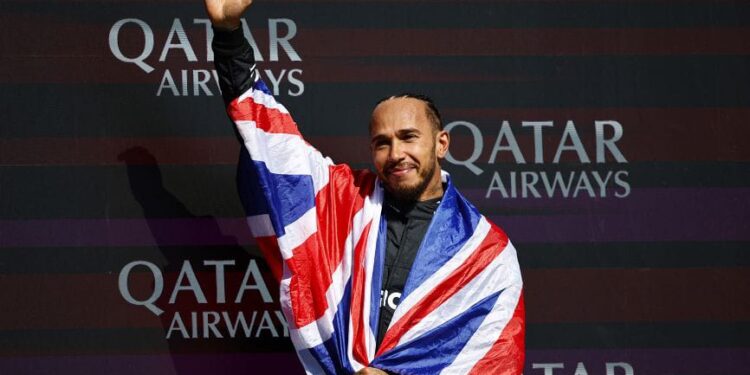 Juarai GP Inggris, Hamilton Pecahkan Banyak Rekor Bersejarah di Silverstone 1 Pembalap Mercedes asal Inggris Lewis Hamilton merayakan di podium usai menjuarai Grand Prix F1 Inggris di sirkuit balap motor Silverstone di Silverstone, Inggris tengah, Minggu (7/7/2024).
