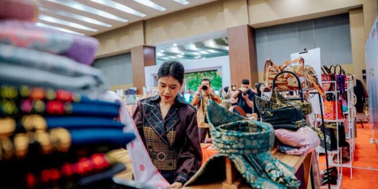 MFF 2024 Sukses, Fashion Dapat Sokong Ekonomi dan Lestarikan Budaya 1 Medan Fashion Festival (MFF) yang berlangsung selama empat hari, mulai 10-14 Juli 2024 di Santika Dyandra Convention Hall Medan.