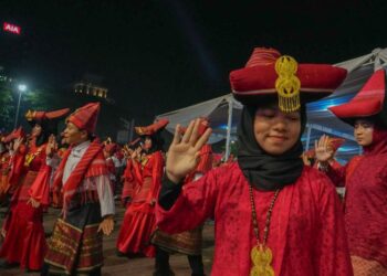 Aksi para pelajar Kota Medan berhasil memecahkan Rekor MURI dengan penari Mbuah Page terbanyak di dunia.